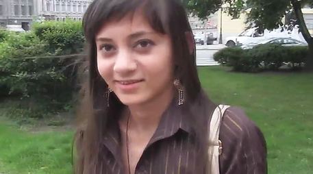 Девушку перед камерой отдается незнакомому мужчине