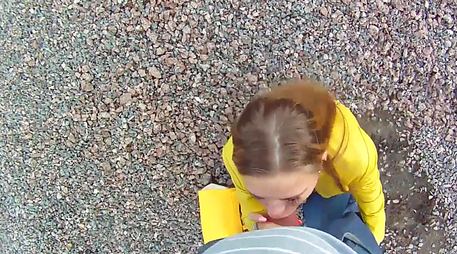 Молодая студентка отдалась на улице незнакомому самцу