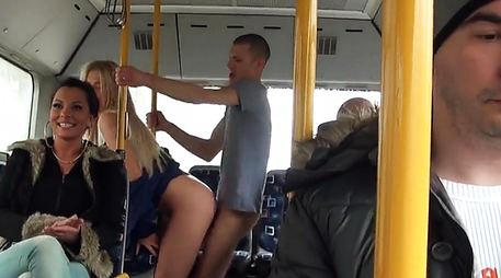 Оптимистичный парень выебал подругу публично