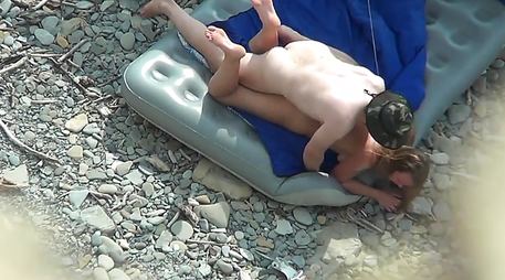 Классную девушку кавалер выебал на берегу моря