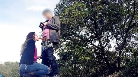 Длинноволосая шатенка взяла на улице в рот