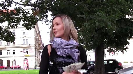Шикарная самка разделась за деньги и показала интимные места