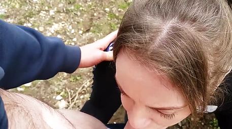 Активная по жизни девка отсасывает в поле член