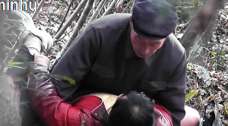 По быстрому и без прелюдий японцы трахаются в лесу