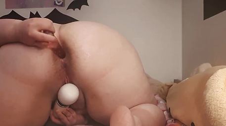 Упитанная мадам трахается секс игрушками на дому