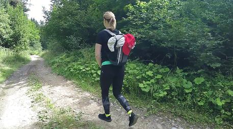 Пошла в поход в обтягивающих лосинах и совратила мужа на трах