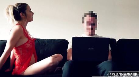 Отвлекла от Zoom конференции кавалера и занялась сексом