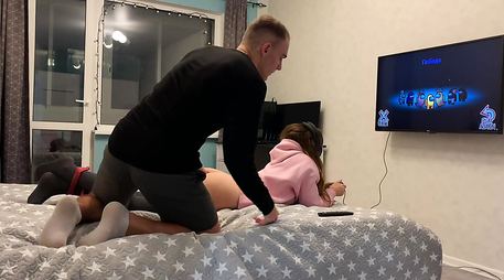 Брат легко начал трахать сестру пока она играла в консоль