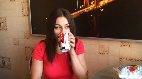 Привлекательная соседка зашла за молоком и трахнулась с парнем