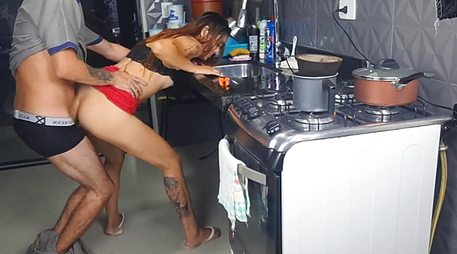 Голодная домохозяйка позарилась на член обычного сантехника