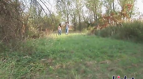 Молодой ненасытный парень люто трахнул старушку в кустах